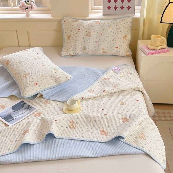 91家纺网 家纺一手货源 找家纺 金丝兔 2025新款小清新斜纹纯棉床盖 全棉夹棉床盖 床盖三件套 榻榻米抗盖绗缝加厚床单 樱花狗