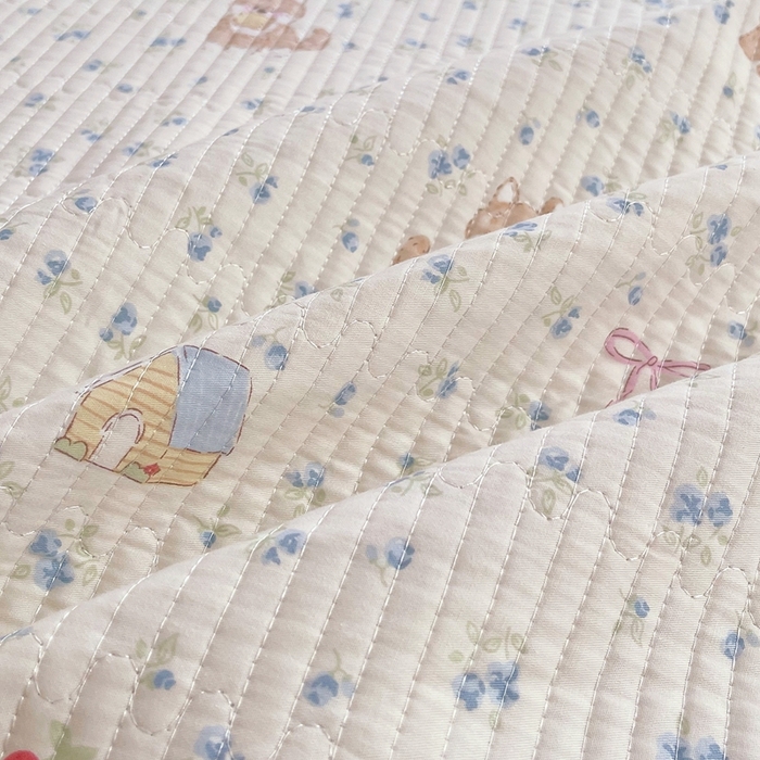 91家纺网 家纺一手货源 找家纺 金丝兔 2025新款小清新斜纹纯棉床盖 全棉夹棉床盖 床盖三件套 榻榻米抗盖绗缝加厚床单 樱花狗