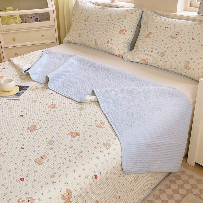 91家纺网 家纺一手货源 找家纺 金丝兔 2025新款小清新斜纹纯棉床盖 全棉夹棉床盖 床盖三件套 榻榻米抗盖绗缝加厚床单 樱花狗