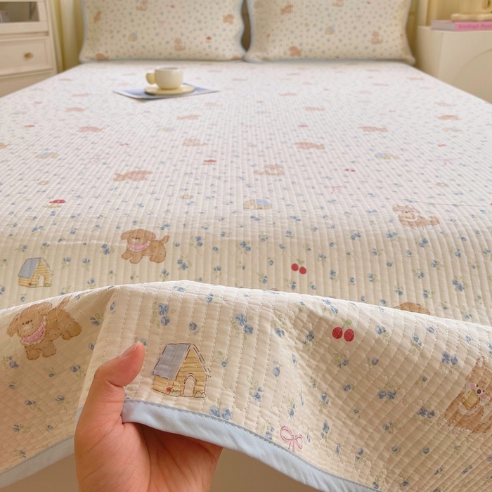 91家纺网 家纺一手货源 找家纺 金丝兔 2025新款小清新斜纹纯棉床盖 全棉夹棉床盖 床盖三件套 榻榻米抗盖绗缝加厚床单 樱花狗