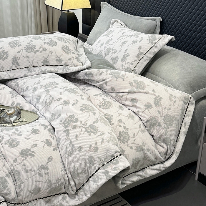 91家纺网 家纺一手货源 找家纺 好阁家纺 2025新款轻奢织带雕花牛奶绒四件套 玫瑰庄园-灰