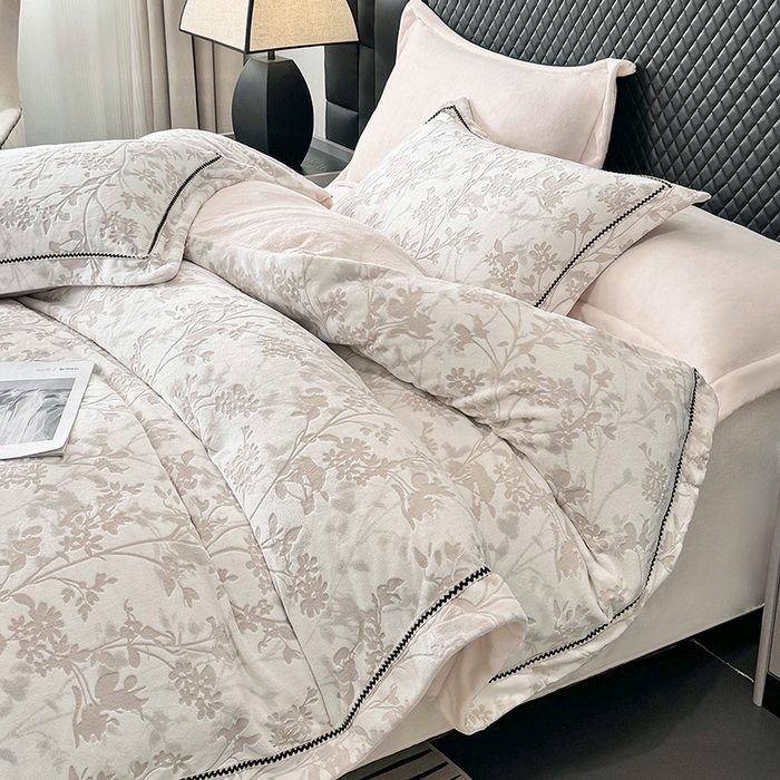 91家纺网 家纺一手货源 找家纺 好阁家纺 2025新款轻奢织带雕花牛奶绒四件套 秘境-粉