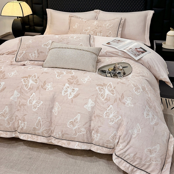 91家纺网 家纺一手货源 找家纺 好阁家纺 2025新款轻奢织带雕花牛奶绒四件套 蝴蝶飞飞-粉