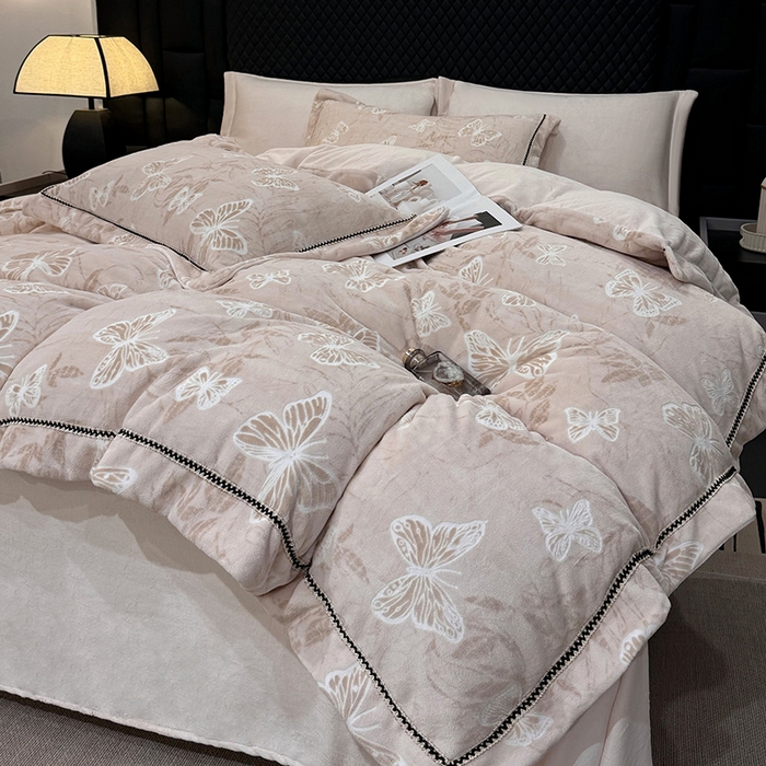 91家纺网 家纺一手货源 找家纺 好阁家纺 2025新款轻奢织带雕花牛奶绒四件套 蝴蝶飞飞-粉