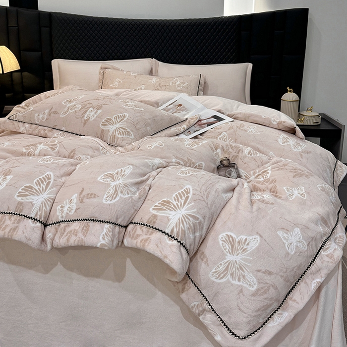 91家纺网 家纺一手货源 找家纺 好阁家纺 2025新款轻奢织带雕花牛奶绒四件套 蝴蝶飞飞-粉