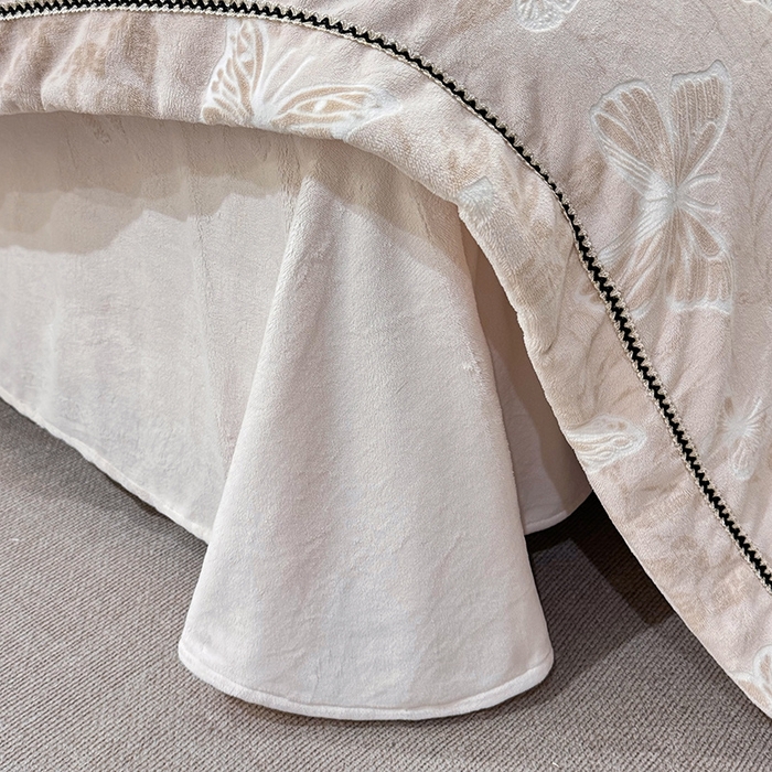 91家纺网 家纺一手货源 找家纺 好阁家纺 2025新款轻奢织带雕花牛奶绒四件套 蝴蝶飞飞-粉