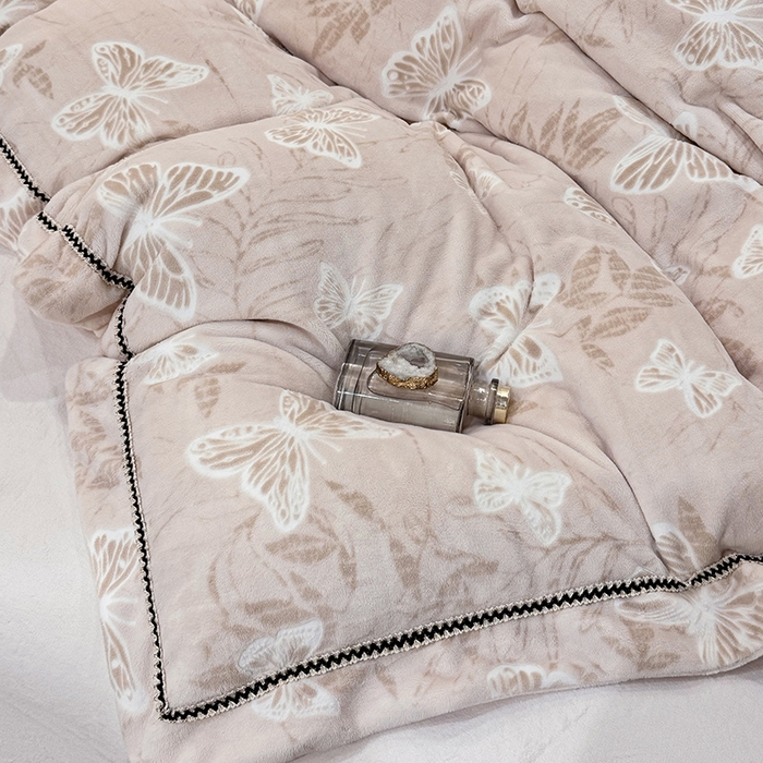 91家纺网 家纺一手货源 找家纺 好阁家纺 2025新款轻奢织带雕花牛奶绒四件套 蝴蝶飞飞-粉