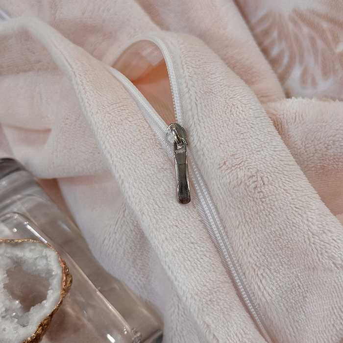 91家纺网 家纺一手货源 找家纺 好阁家纺 2025新款轻奢织带雕花牛奶绒四件套 蝴蝶飞飞-粉