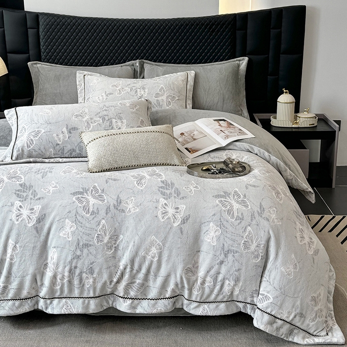 91家纺网 家纺一手货源 找家纺 好阁家纺 2025新款轻奢织带雕花牛奶绒四件套 蝴蝶飞飞-灰