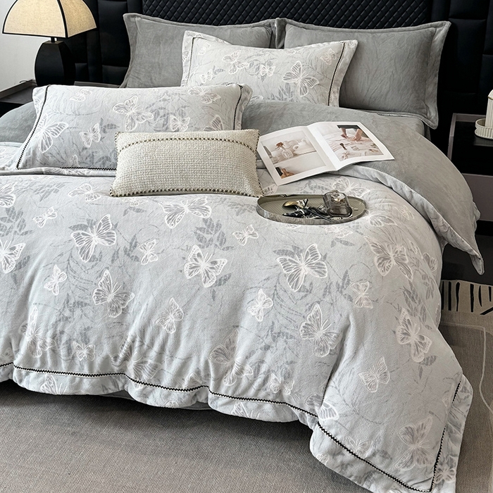 91家纺网 家纺一手货源 找家纺 好阁家纺 2025新款轻奢织带雕花牛奶绒四件套 蝴蝶飞飞-灰