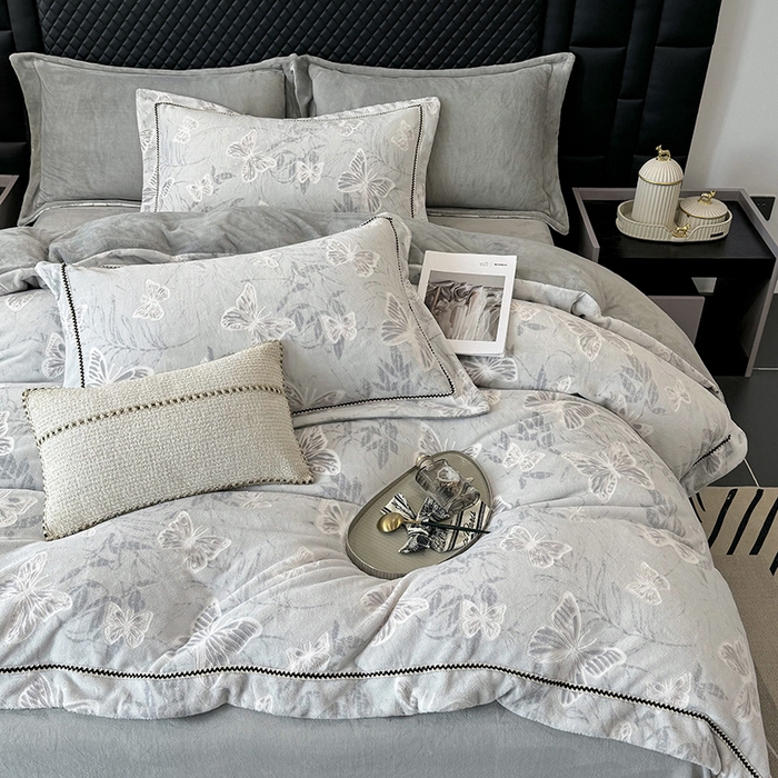 91家纺网 家纺一手货源 找家纺 好阁家纺 2025新款轻奢织带雕花牛奶绒四件套 蝴蝶飞飞-灰