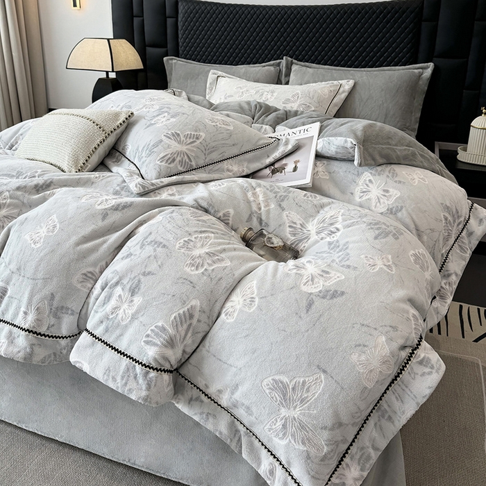 91家纺网 家纺一手货源 找家纺 好阁家纺 2025新款轻奢织带雕花牛奶绒四件套 蝴蝶飞飞-灰