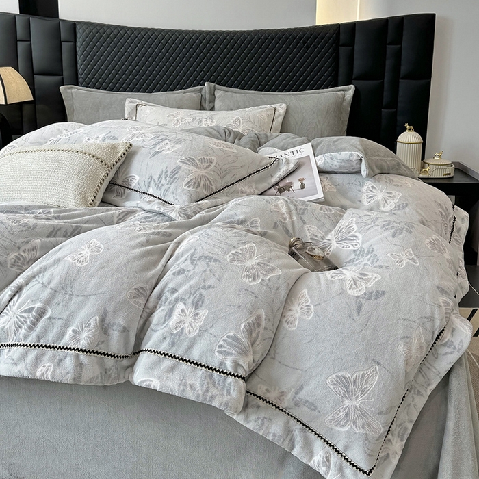 91家纺网 家纺一手货源 找家纺 好阁家纺 2025新款轻奢织带雕花牛奶绒四件套 蝴蝶飞飞-灰