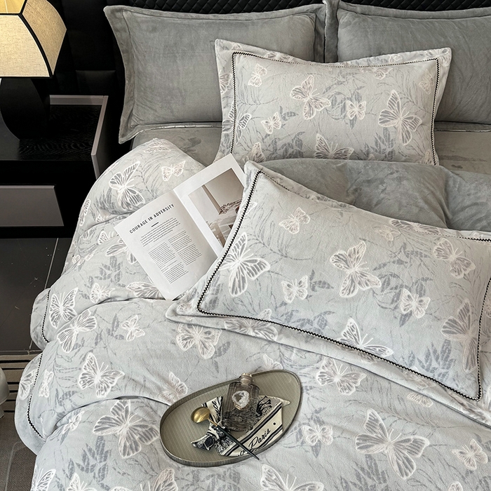 91家纺网 家纺一手货源 找家纺 好阁家纺 2025新款轻奢织带雕花牛奶绒四件套 蝴蝶飞飞-灰