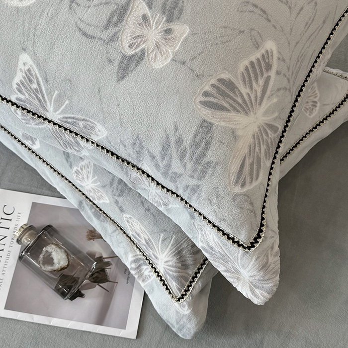 91家纺网 家纺一手货源 找家纺 好阁家纺 2025新款轻奢织带雕花牛奶绒四件套 蝴蝶飞飞-灰