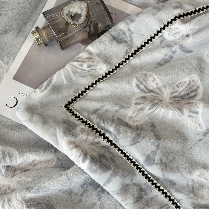 91家纺网 家纺一手货源 找家纺 好阁家纺 2025新款轻奢织带雕花牛奶绒四件套 蝴蝶飞飞-灰