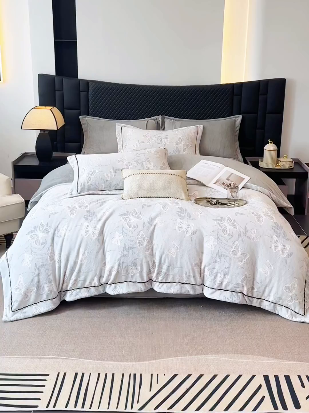 91家纺网 家纺一手货源 找家纺 好阁家纺 2025新款轻奢织带雕花牛奶绒四件套 蝴蝶飞飞-灰