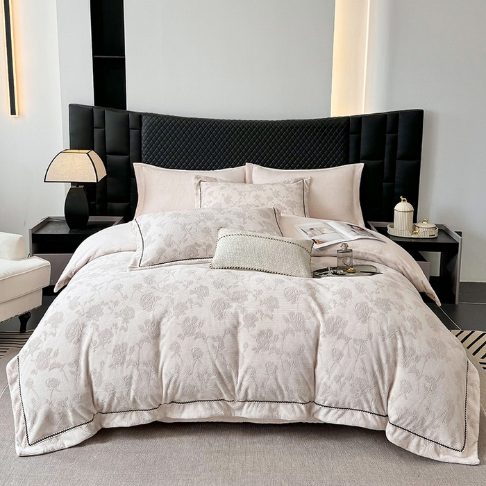 91家纺网 家纺一手货源 找家纺 好阁家纺 2025新款轻奢织带雕花牛奶绒四件套 玫瑰庄园-粉