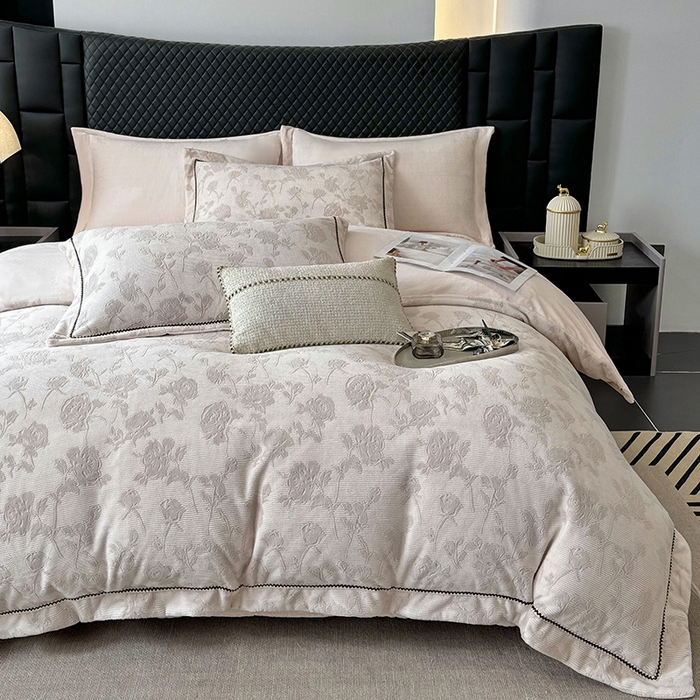 91家纺网 家纺一手货源 找家纺 好阁家纺 2025新款轻奢织带雕花牛奶绒四件套 玫瑰庄园-粉