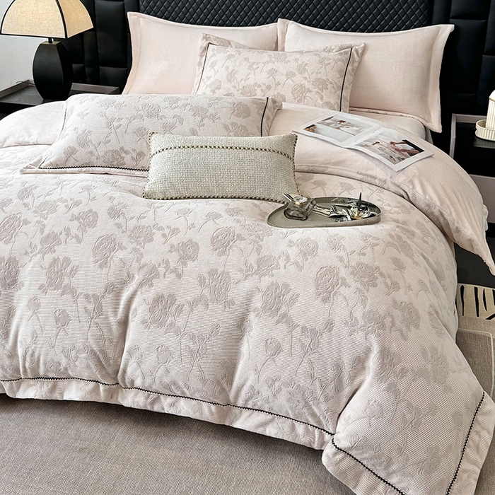 91家纺网 家纺一手货源 找家纺 好阁家纺 2025新款轻奢织带雕花牛奶绒四件套 玫瑰庄园-粉