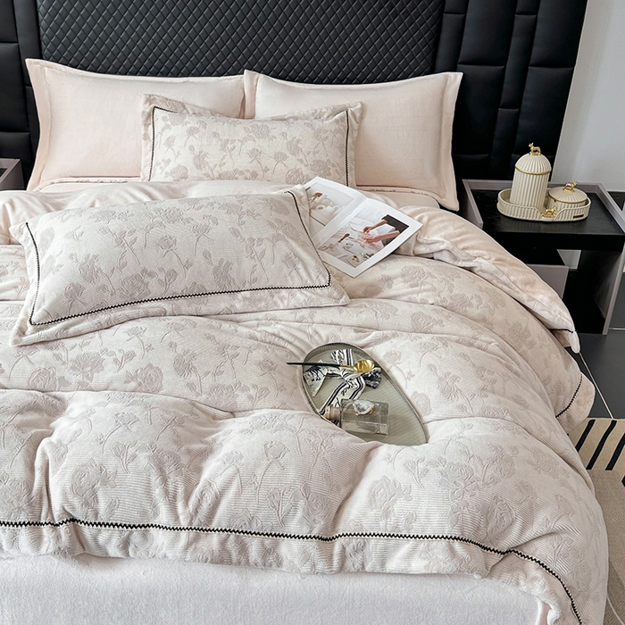 91家纺网 家纺一手货源 找家纺 好阁家纺 2025新款轻奢织带雕花牛奶绒四件套 玫瑰庄园-粉