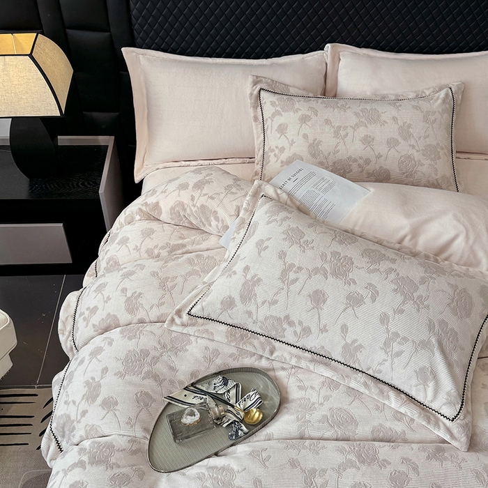 91家纺网 家纺一手货源 找家纺 好阁家纺 2025新款轻奢织带雕花牛奶绒四件套 玫瑰庄园-粉