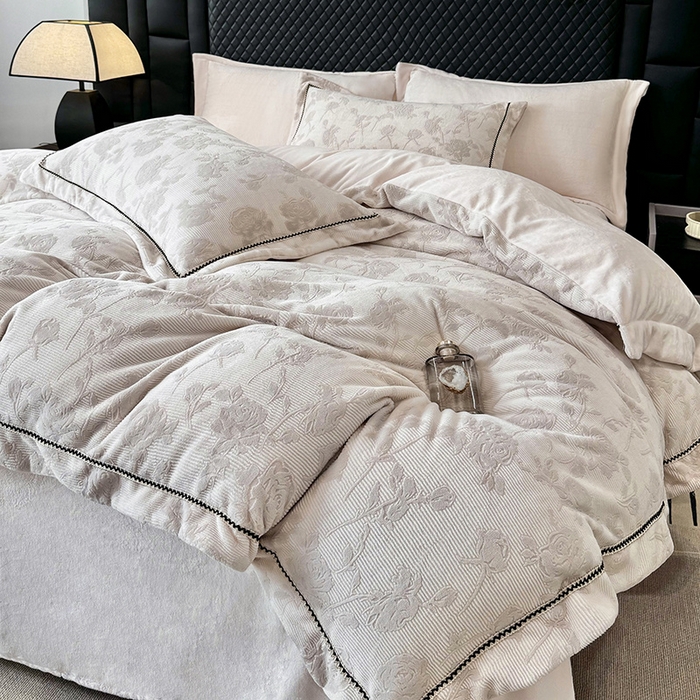 91家纺网 家纺一手货源 找家纺 好阁家纺 2025新款轻奢织带雕花牛奶绒四件套 玫瑰庄园-粉