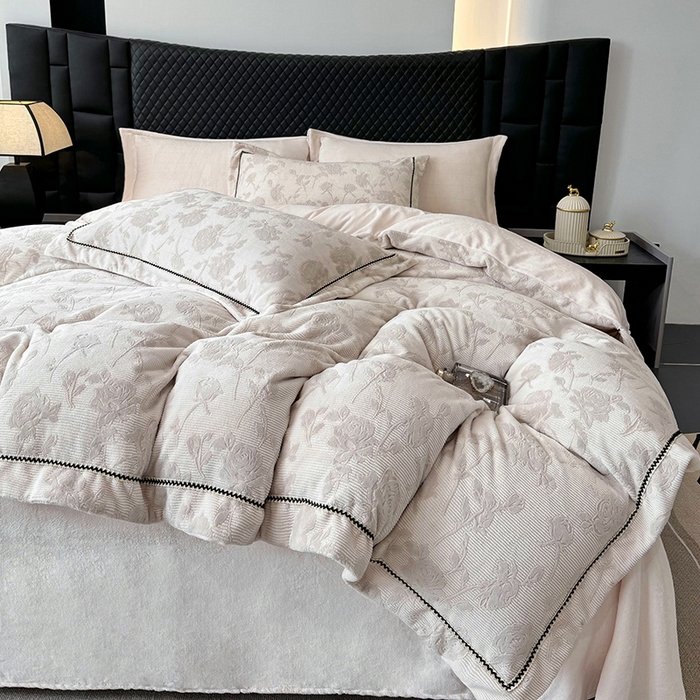 91家纺网 家纺一手货源 找家纺 好阁家纺 2025新款轻奢织带雕花牛奶绒四件套 玫瑰庄园-粉