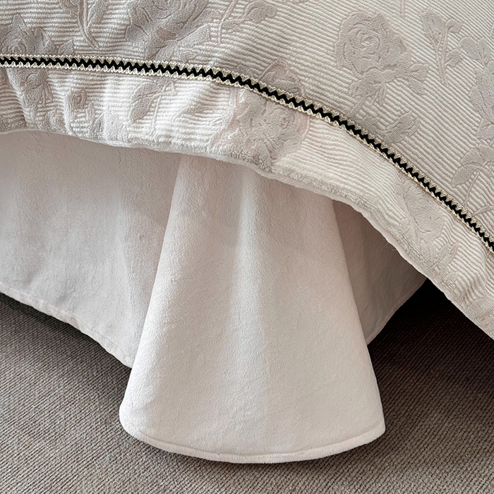 91家纺网 家纺一手货源 找家纺 好阁家纺 2025新款轻奢织带雕花牛奶绒四件套 玫瑰庄园-粉