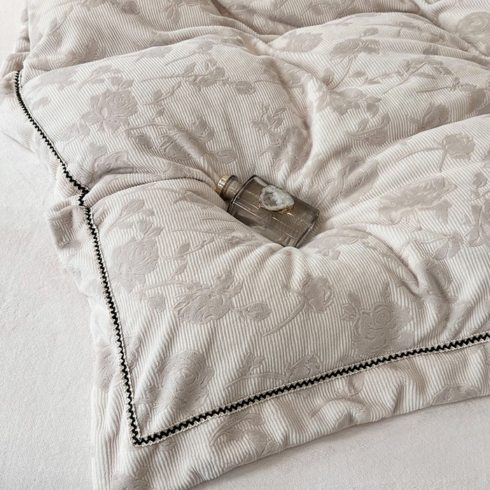 91家纺网 家纺一手货源 找家纺 好阁家纺 2025新款轻奢织带雕花牛奶绒四件套 玫瑰庄园-粉