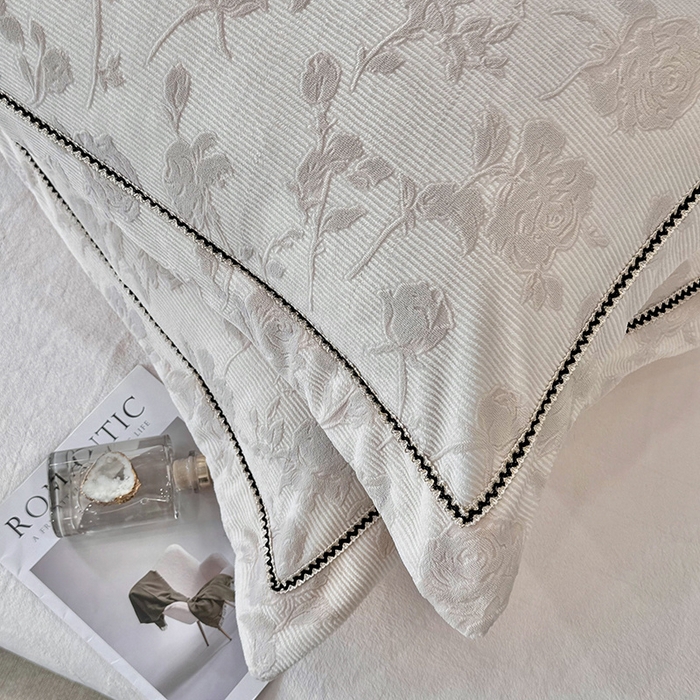 91家纺网 家纺一手货源 找家纺 好阁家纺 2025新款轻奢织带雕花牛奶绒四件套 玫瑰庄园-粉