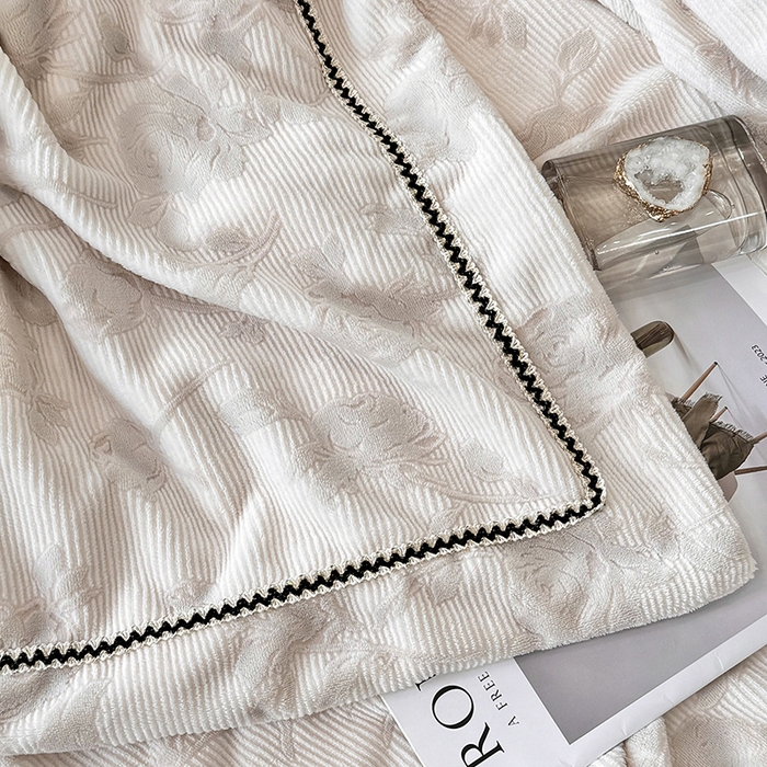 91家纺网 家纺一手货源 找家纺 好阁家纺 2025新款轻奢织带雕花牛奶绒四件套 玫瑰庄园-粉