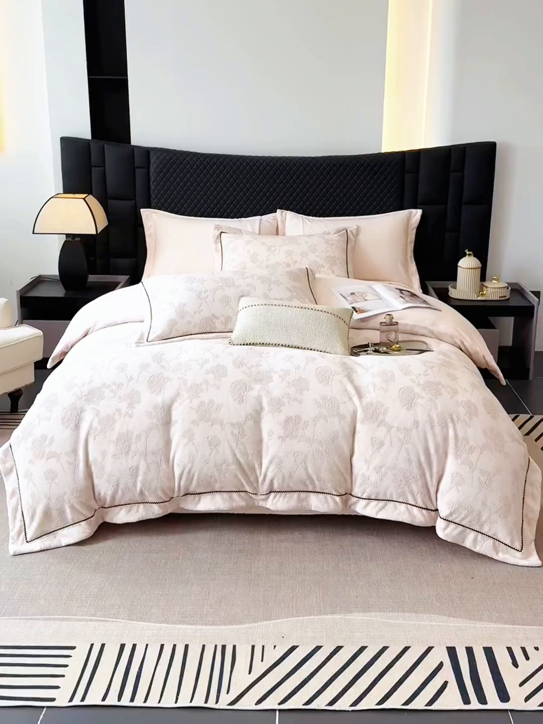 91家纺网 家纺一手货源 找家纺 好阁家纺 2025新款轻奢织带雕花牛奶绒四件套 玫瑰庄园-粉