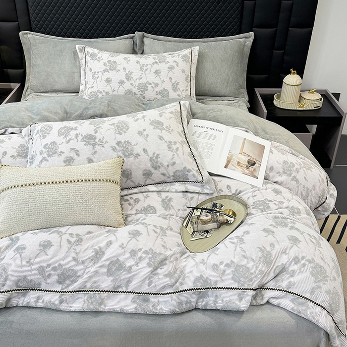 91家纺网 家纺一手货源 找家纺 好阁家纺 2025新款轻奢织带雕花牛奶绒四件套 玫瑰庄园-灰