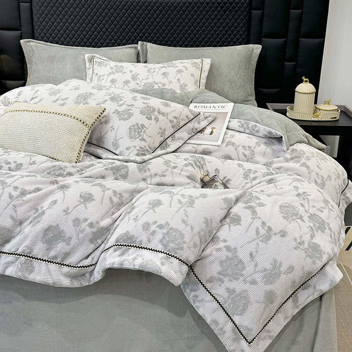 91家纺网 家纺一手货源 找家纺 好阁家纺 2025新款轻奢织带雕花牛奶绒四件套 玫瑰庄园-灰