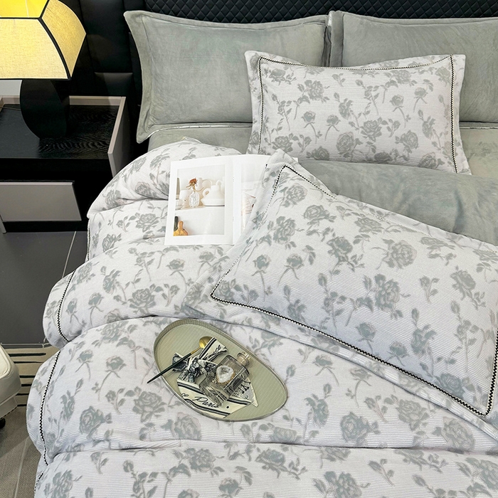 91家纺网 家纺一手货源 找家纺 好阁家纺 2025新款轻奢织带雕花牛奶绒四件套 玫瑰庄园-灰