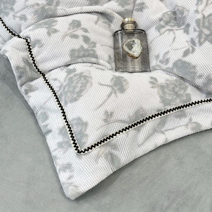 91家纺网 家纺一手货源 找家纺 好阁家纺 2025新款轻奢织带雕花牛奶绒四件套 玫瑰庄园-灰