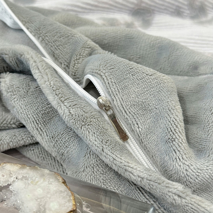 91家纺网 家纺一手货源 找家纺 好阁家纺 2025新款轻奢织带雕花牛奶绒四件套 玫瑰庄园-灰