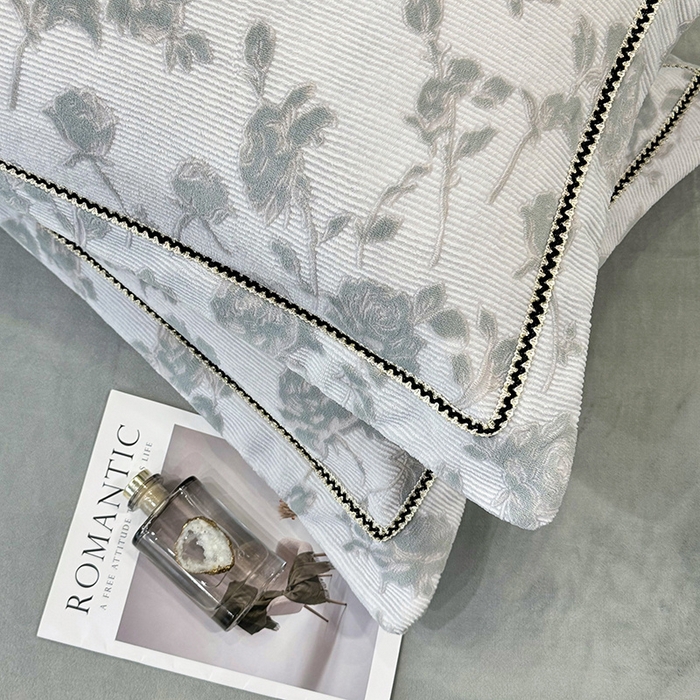 91家纺网 家纺一手货源 找家纺 好阁家纺 2025新款轻奢织带雕花牛奶绒四件套 玫瑰庄园-灰