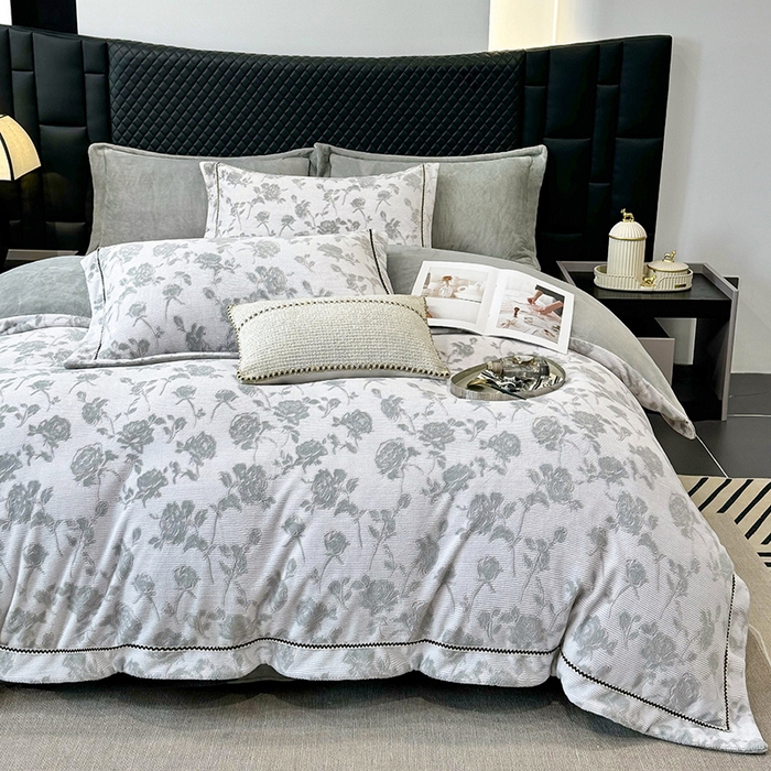 91家纺网 家纺一手货源 找家纺 好阁家纺 2025新款轻奢织带雕花牛奶绒四件套 玫瑰庄园-灰