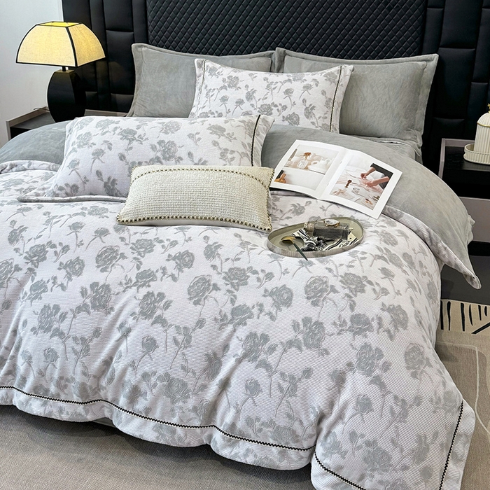 91家纺网 家纺一手货源 找家纺 好阁家纺 2025新款轻奢织带雕花牛奶绒四件套 玫瑰庄园-灰