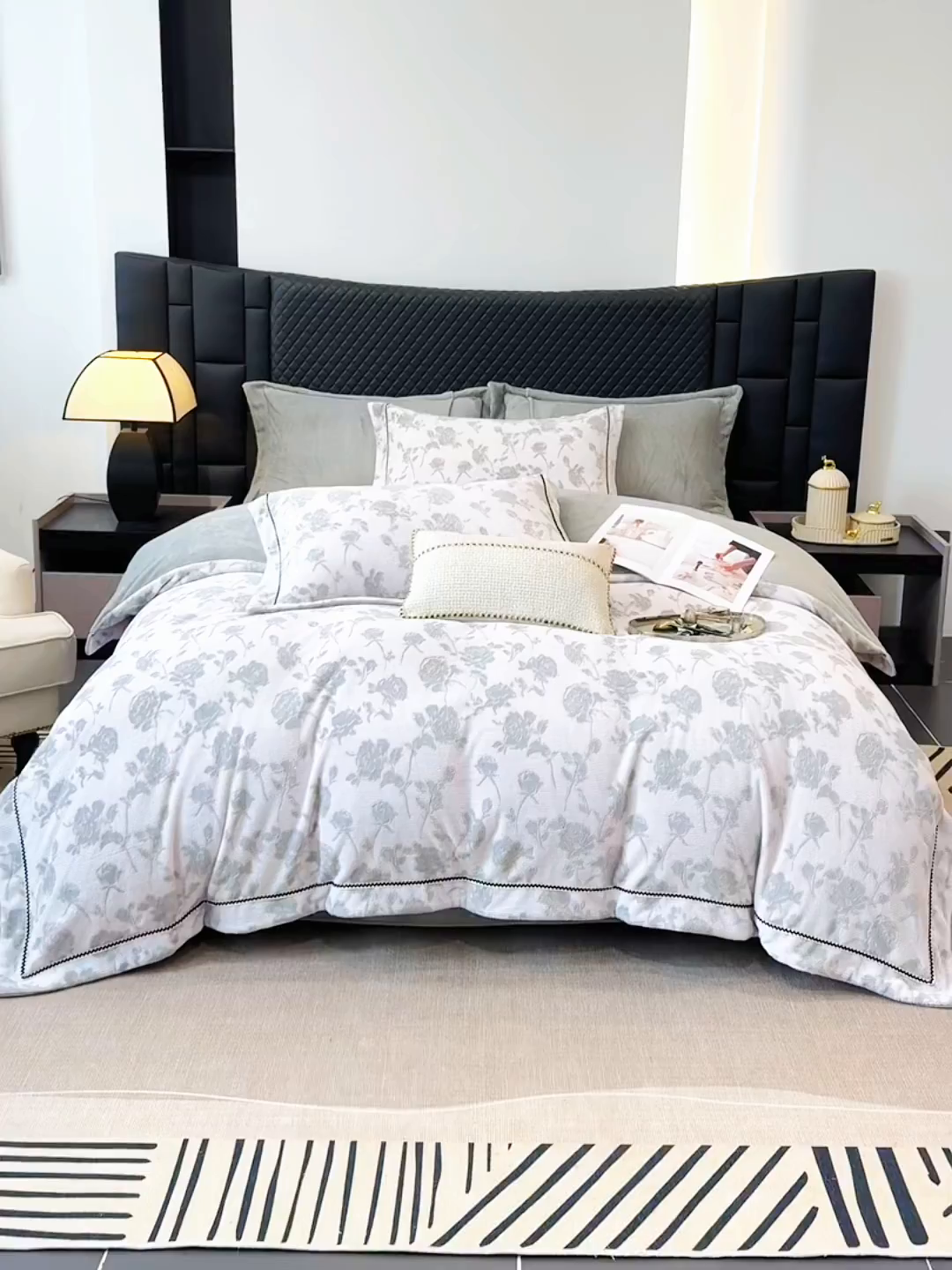 91家纺网 家纺一手货源 找家纺 好阁家纺 2025新款轻奢织带雕花牛奶绒四件套 玫瑰庄园-灰