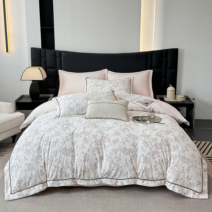 91家纺网 家纺一手货源 找家纺 好阁家纺 2025新款轻奢织带雕花牛奶绒四件套 秘境-粉