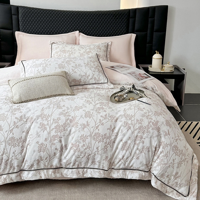 91家纺网 家纺一手货源 找家纺 好阁家纺 2025新款轻奢织带雕花牛奶绒四件套 秘境-粉