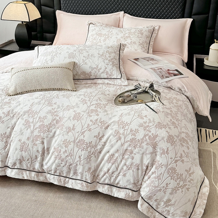 91家纺网 家纺一手货源 找家纺 好阁家纺 2025新款轻奢织带雕花牛奶绒四件套 秘境-粉