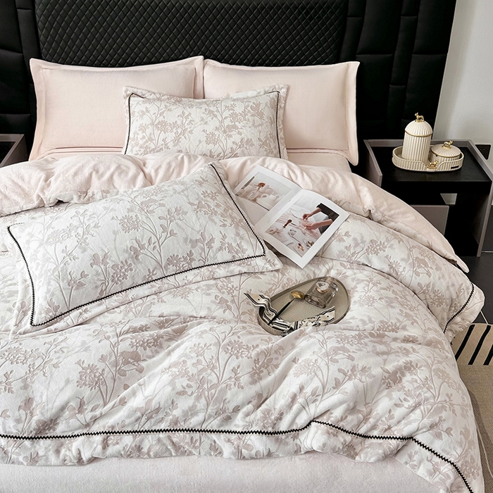 91家纺网 家纺一手货源 找家纺 好阁家纺 2025新款轻奢织带雕花牛奶绒四件套 秘境-粉