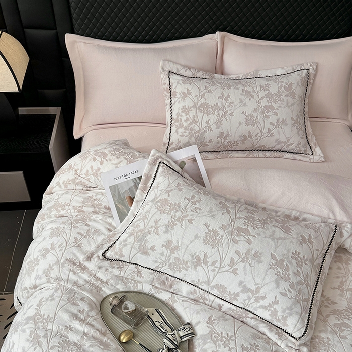 91家纺网 家纺一手货源 找家纺 好阁家纺 2025新款轻奢织带雕花牛奶绒四件套 秘境-粉