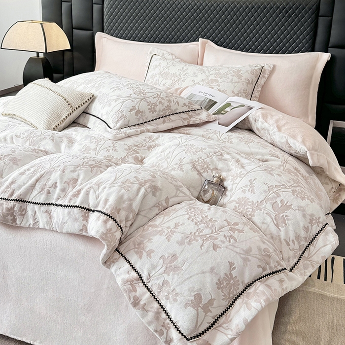 91家纺网 家纺一手货源 找家纺 好阁家纺 2025新款轻奢织带雕花牛奶绒四件套 秘境-粉