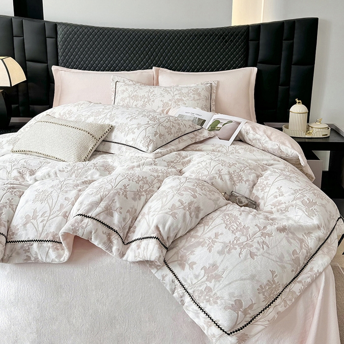 91家纺网 家纺一手货源 找家纺 好阁家纺 2025新款轻奢织带雕花牛奶绒四件套 秘境-粉