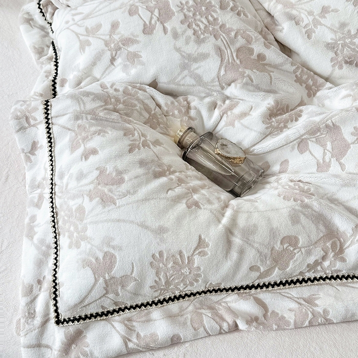 91家纺网 家纺一手货源 找家纺 好阁家纺 2025新款轻奢织带雕花牛奶绒四件套 秘境-粉